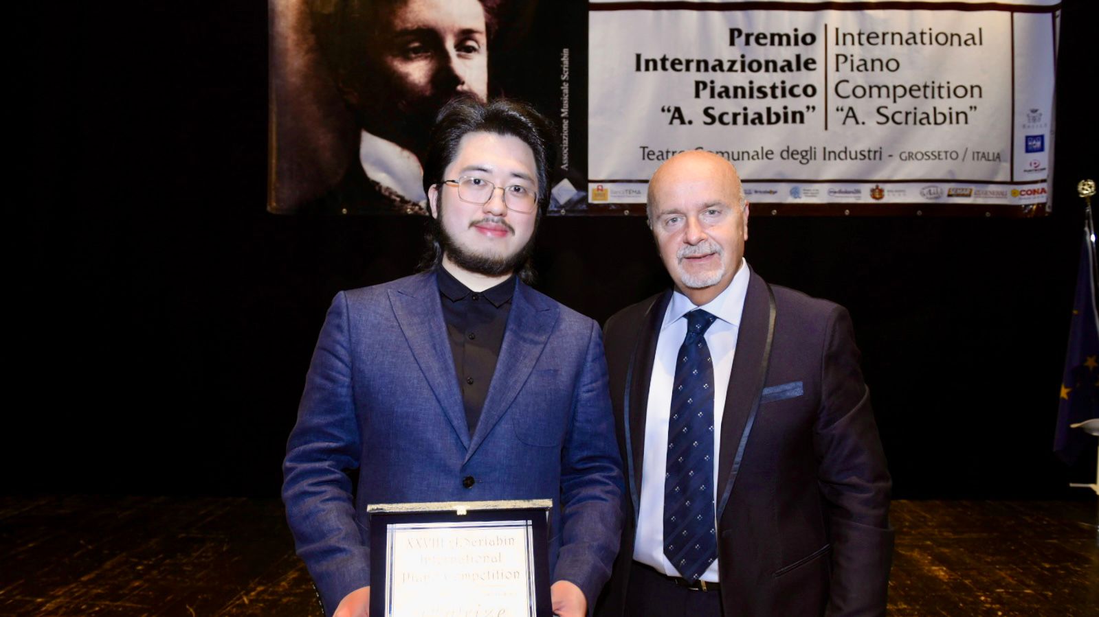 Nella foto: Zixi Chen con Antonio Di Cristofano, direttore artistico del Premio Scriabin